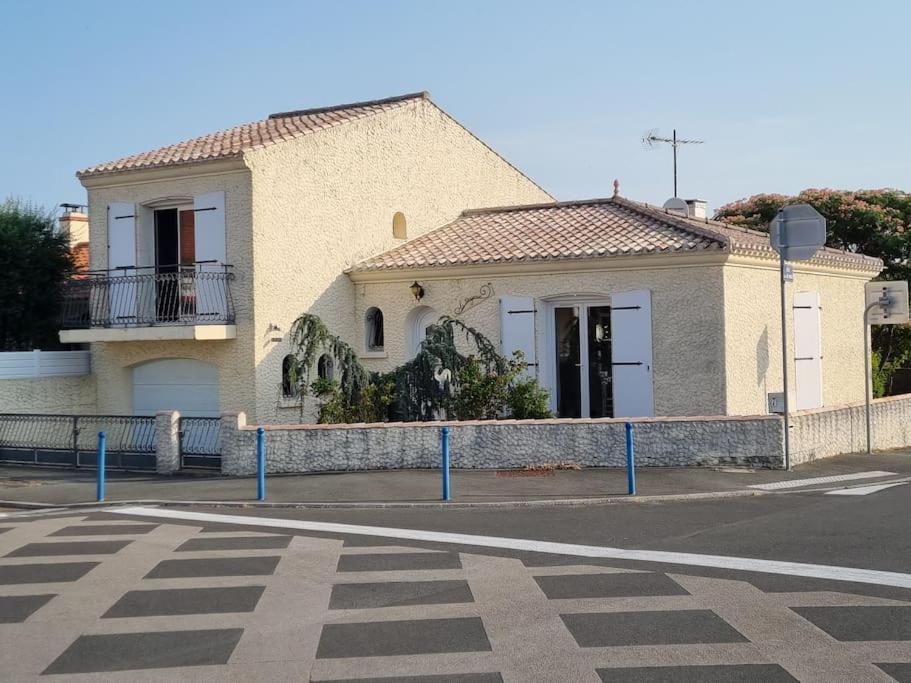 Agreable Maison Au Coeur De St Hilaire 圣伊莱尔·德列 外观 照片
